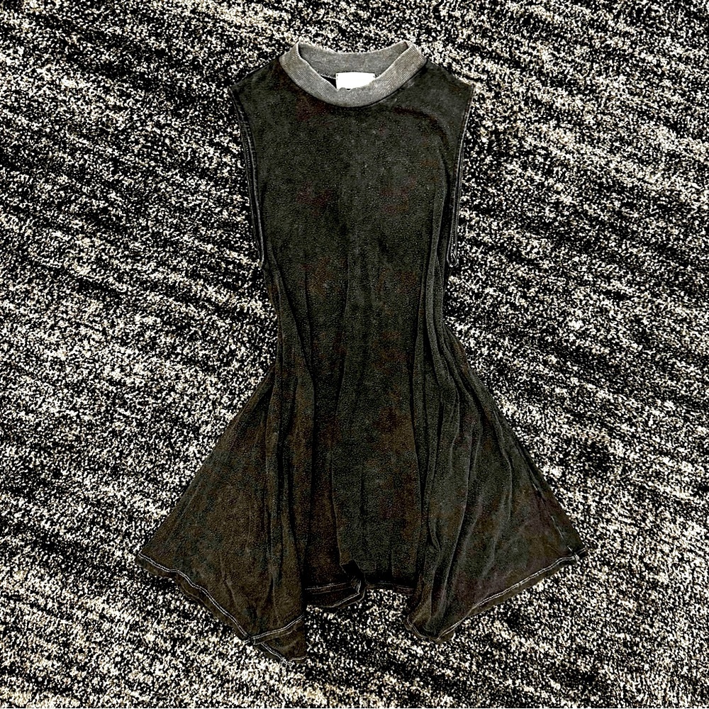 ALTAR’D STATE || Hi-Lo Asymmetrical Fitted Tunic in Heathered Black - SZ Medium